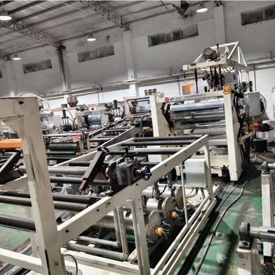 Mesin Ekstrusi Plastik yang Dikendalikan PLC dengan Desain Sekrup yang Disesuaikan dan Mati Ekstrusi